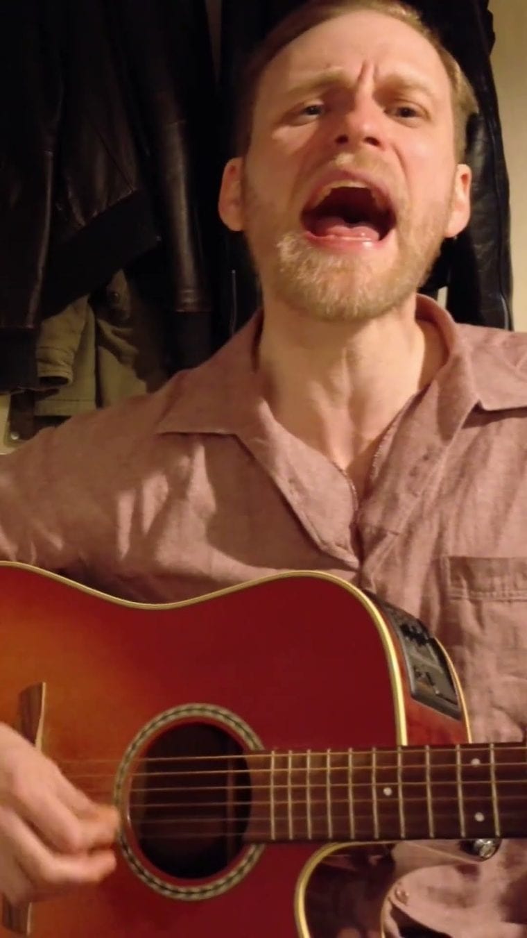 Sänger mit Akustikgitarre, Nahaufnahme